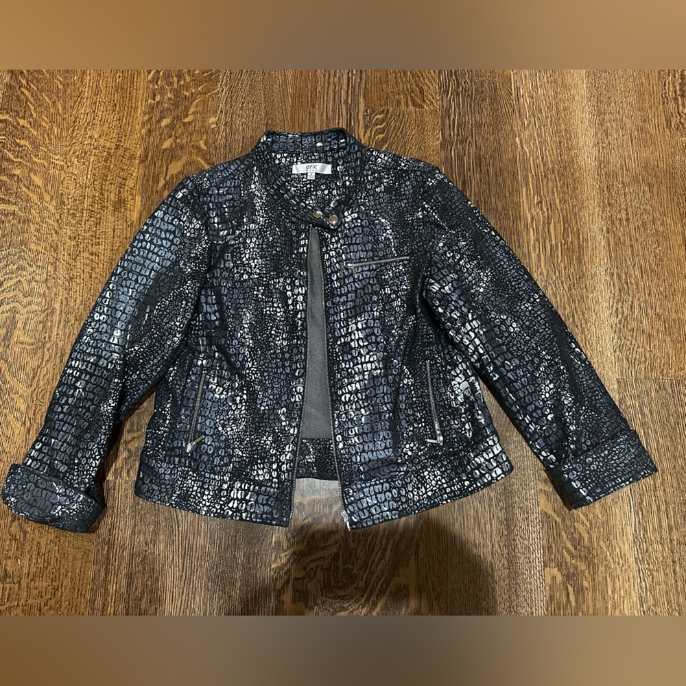 Women’s size 12 casual jacket/top to wear inside or outside by Eric casual